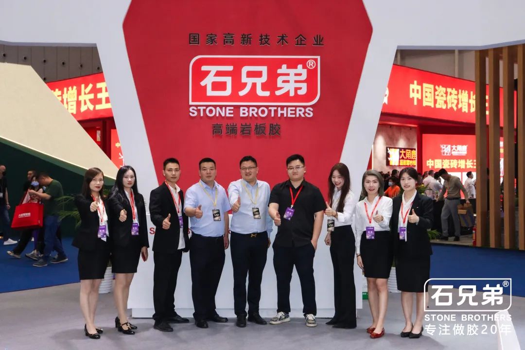 吸睛模特展示產(chǎn)品秀，石兄弟人氣燃爆亞洲最大陶瓷展！